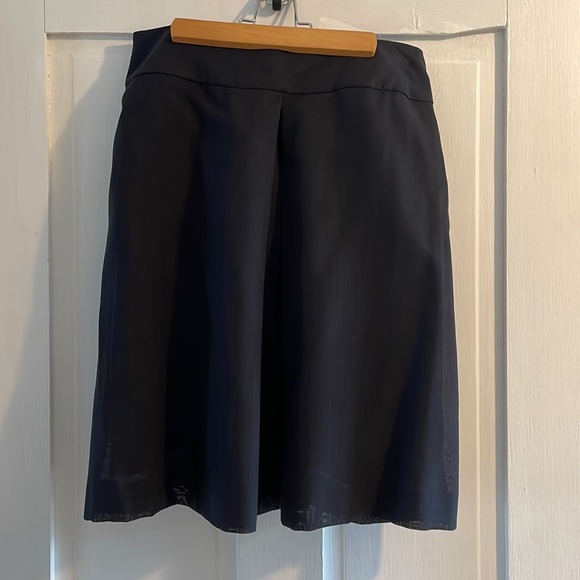 Banana Republic black crepe skirt with center front pleat - Picture 1 of 2